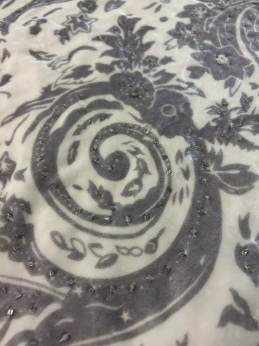 2 pashminas/shawls: Black beaded lace & Silver/Cream beaded velvet - Picture 7 of 10
